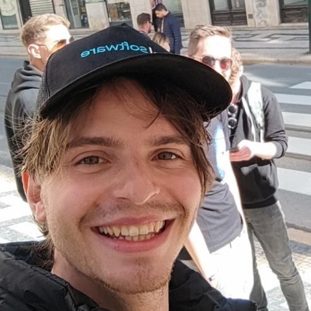 🟣 Elias Schneider avatar image