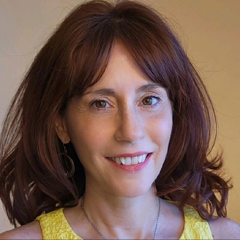 Claudia Azula avatar image