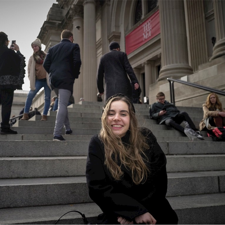 Bella Pavliger avatar image