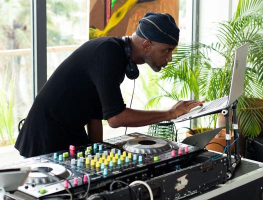 Quam Akande, photo 2