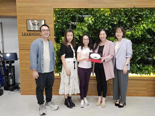 Aileen Collins, photo 1