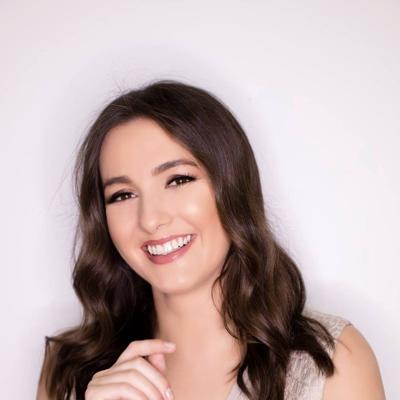 Connie-Lee Bennett, photo 1