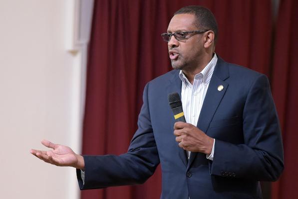 Vernon Jones, photo 2