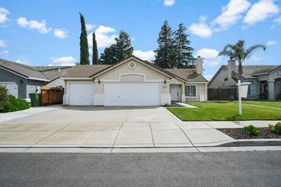 Krystal Eshagh, photo 1