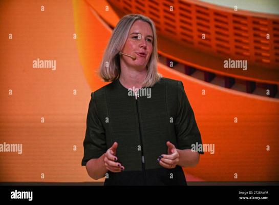 Annie Lewin, photo 1