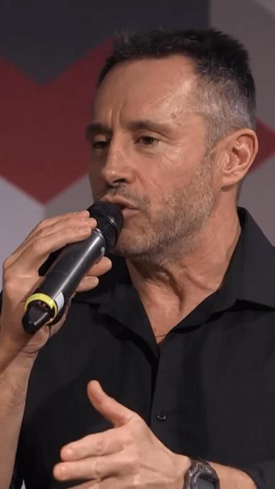 Adrian Hayes, photo 1