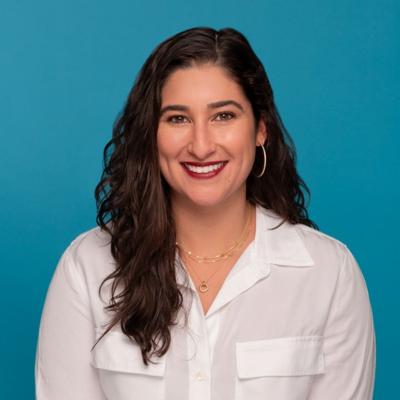 Carissa Bass (Izquierdo)