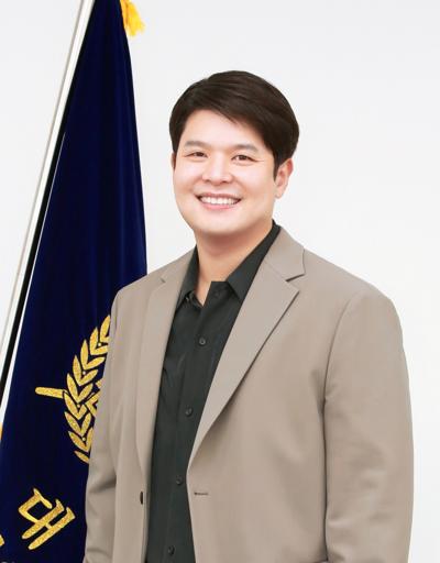 Yoon J. Lee, photo 2