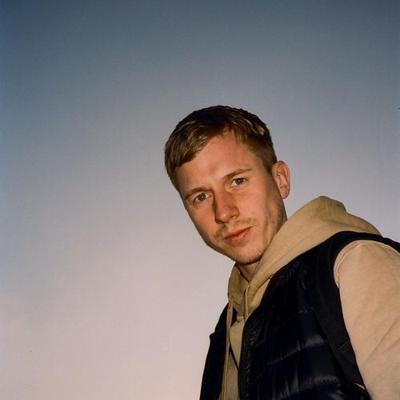 Josh Thomas, photo 2