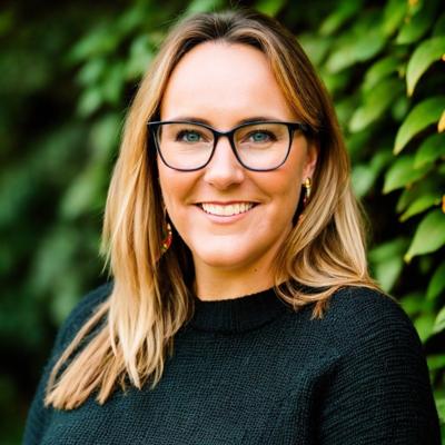 Lara Hopwood - Facebook, LinkedIn